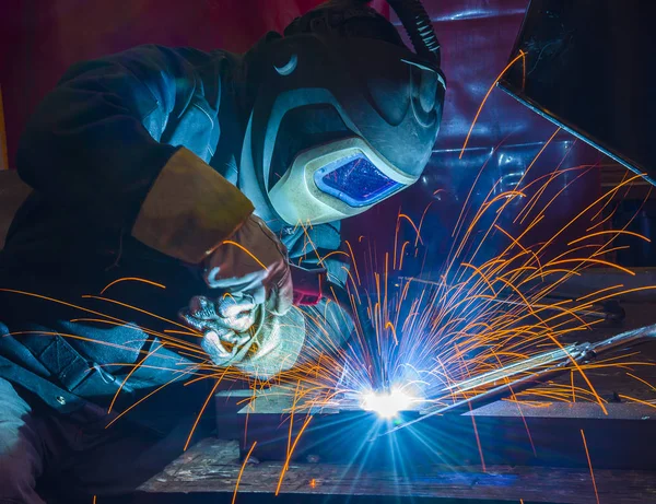 Soudeur industriel en acier en usine — Photo