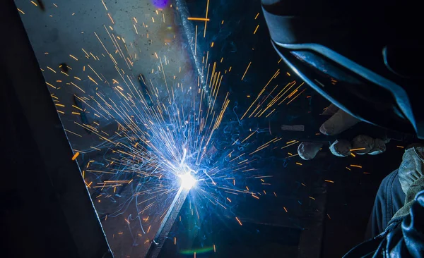 Промисловий зварювальник сталі на заводі технічного , — стокове фото