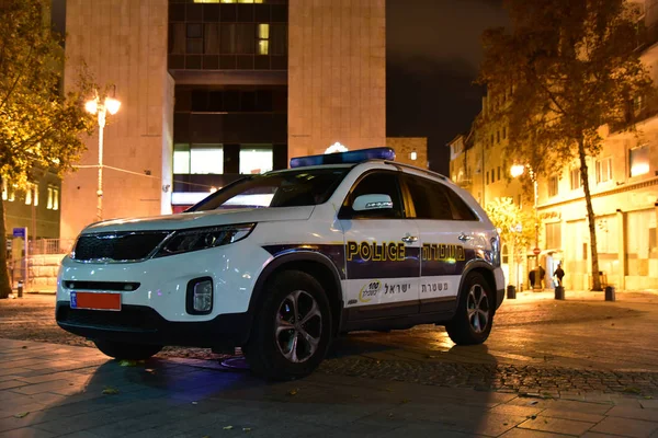 Kudüs İsrail polis sivil güçtür, dövüş, trafik kontrolü, kamu güvenliği ve terörle Bakımı suç görevlerini içerir.