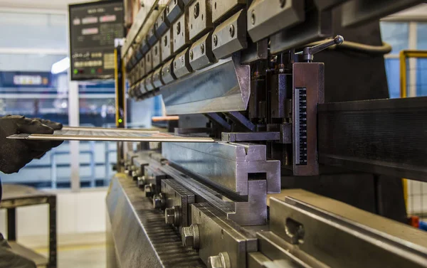 Buigen van het metaal op de machine. — Stockfoto