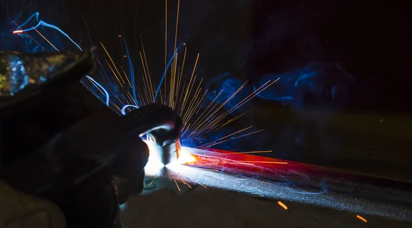 Saldatore d'acciaio industriale in fabbrica tecnico , — Foto Stock