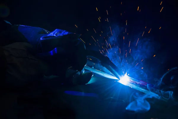 Soldador de aço industrial na fábrica técnica , — Fotografia de Stock