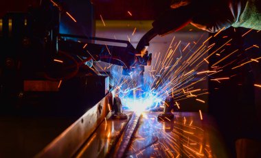 Kaynak robotları hareket bir araba fabrikasında