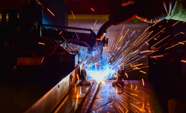 Movimento de robôs de solda em uma fábrica de carros — Fotografia de Stock