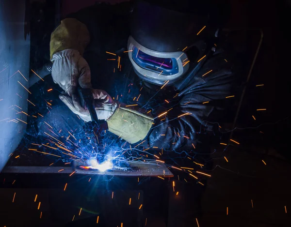 Soldador de aço industrial na fábrica técnica , — Fotografia de Stock