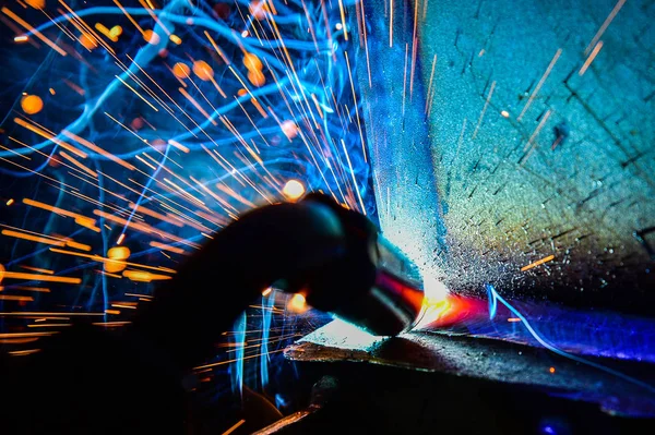 Soldador de acero industrial en fábrica técnica , — Foto de Stock