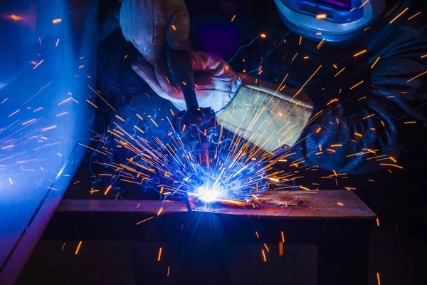 Soldador de acero industrial en fábrica técnica , — Foto de Stock