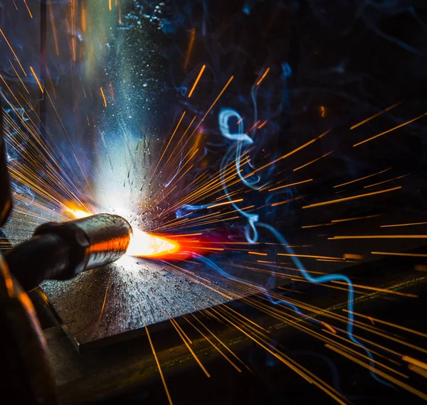 Saldatore d'acciaio industriale in fabbrica tecnico , — Foto Stock