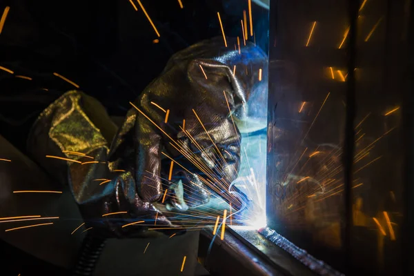Промышленный стальной сварочный аппарат на заводе , — стоковое фото