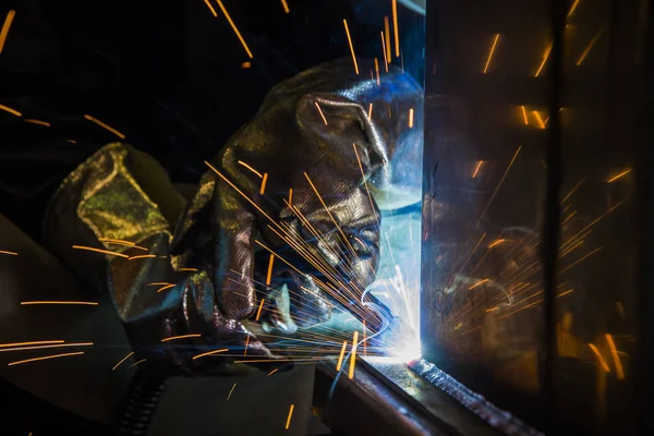 Soldador de aço industrial na fábrica técnica , — Fotografia de Stock