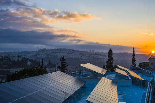 Panele słoneczne na tle miasta Jerozolima — Zdjęcie stockowe