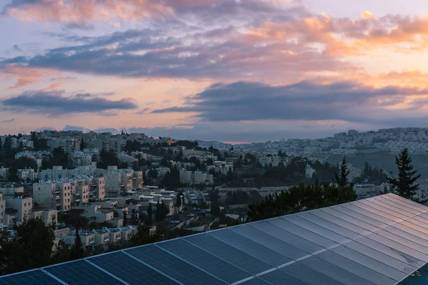 エルサレム市の背景に太陽電池パネル — ストック写真