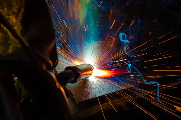 Soldador de acero industrial en fábrica técnica , —  Fotos de Stock