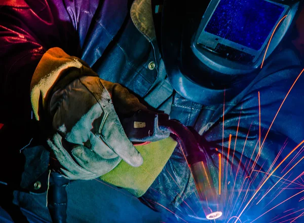 Saldatore d'acciaio industriale in fabbrica tecnico , — Foto Stock