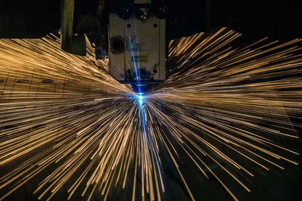 Tecnologia de fabricação de processamento de corte a laser industrial de material de aço de chapa plana com faíscas — Fotografia de Stock