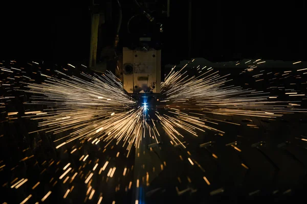 Tecnologia de fabricação de processamento de corte a laser industrial de material de aço de chapa plana com faíscas — Fotografia de Stock