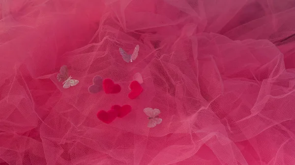 Corações aspiram sobre um fundo vermelho. Conceito de amor, Dia de São Valentim, amantes. Mosca plana — Fotografia de Stock