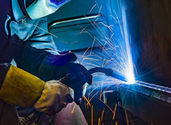 Soldador de acero industrial en fábrica técnica , — Foto de Stock