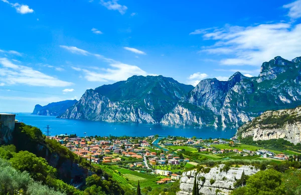 Garda Riva del Garda, İtalya için dağlarla çevrili muhteşem Gölü Panoraması.