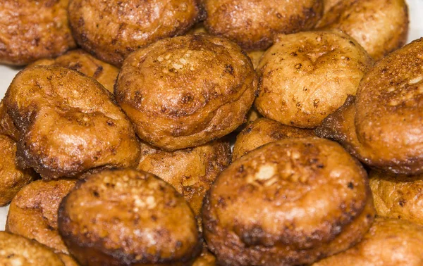 Krapfen in frischem Fett braten. Zubereitung traditioneller Donuts — Stockfoto