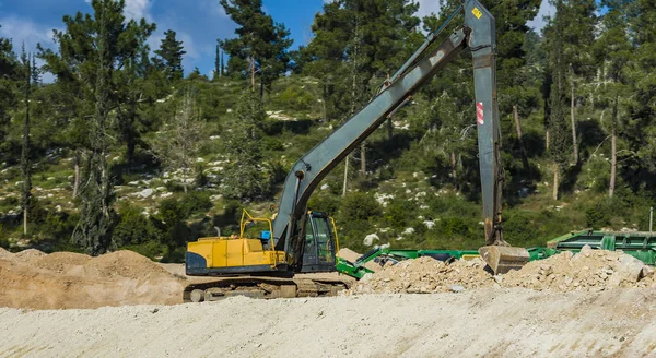 Máquina de excavadoras en obra sobre fondo celeste — Foto de Stock