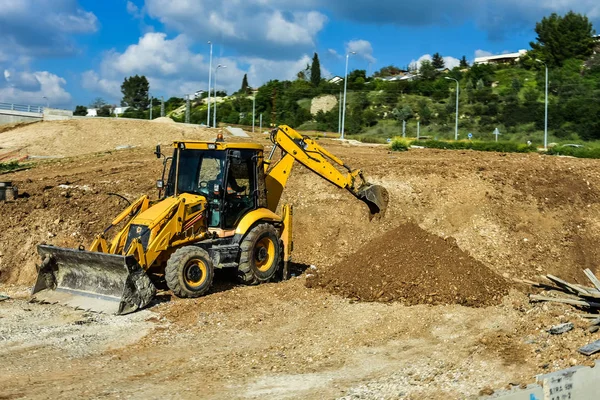 O bulldozer de edifício pesado de cor amarela em um fundo branco , — Fotografia de Stock