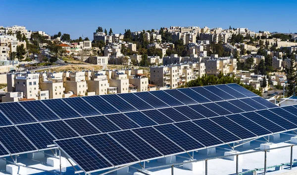 Şehir Kudüs arka plan üzerinde güneş panelleri