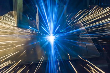 Endüstriyel lazer, düz metal levha ve kıvılcımlar üreten üretim teknolojisini kesiyor.