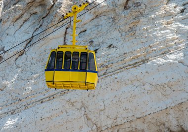 Rosh Hanikra, İsrail. Sarı füniküler araba
