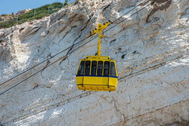 Rosh Hanikra, İsrail. Sarı füniküler araba
