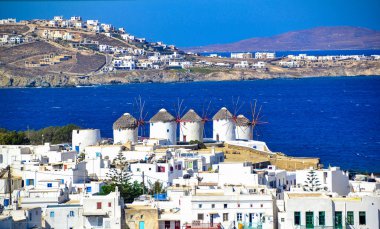 Mykonos, Yunanistan için ünlü yel değirmenlerine sırasında yaz açık ve parlak güneşli bir günde ikisini