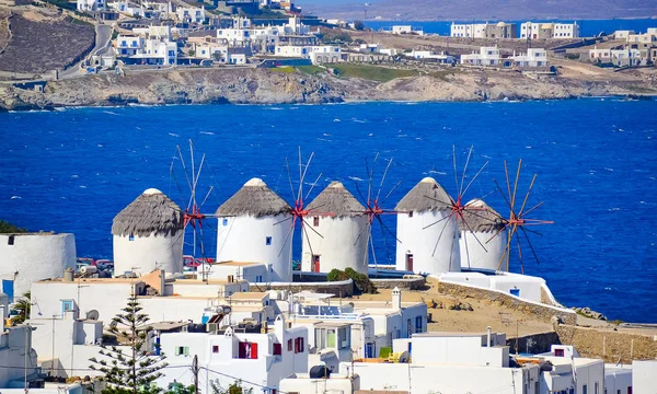 Mykonos, Yunanistan için ünlü yel değirmenlerine sırasında yaz açık ve parlak güneşli bir günde ikisini