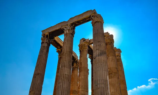 Iconic pillars of Temple of Olympian Zeus on a spring day, Athens historic center, Greece — Stock Photo, Image