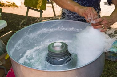 Pamuk helva Makinası ile beyaz candyfloss