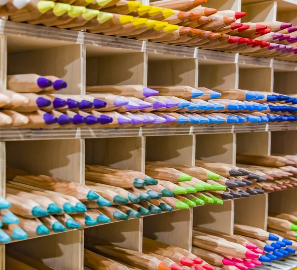 Consejos de lápiz de colores Colorido espectro estante fondo pilas grupos arco iris —  Fotos de Stock