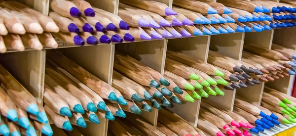 Consejos de lápiz de colores Colorido espectro estante fondo pilas grupos arco iris —  Fotos de Stock