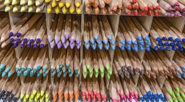 Consejos de lápiz de colores Colorido espectro estante fondo pilas grupos arco iris — Foto de Stock