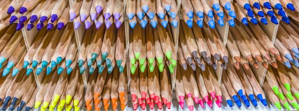 Pontas de lápis coloridas Espectro colorido Prateleira Fundo Pilhas Grupos Arco-íris — Fotografia de Stock