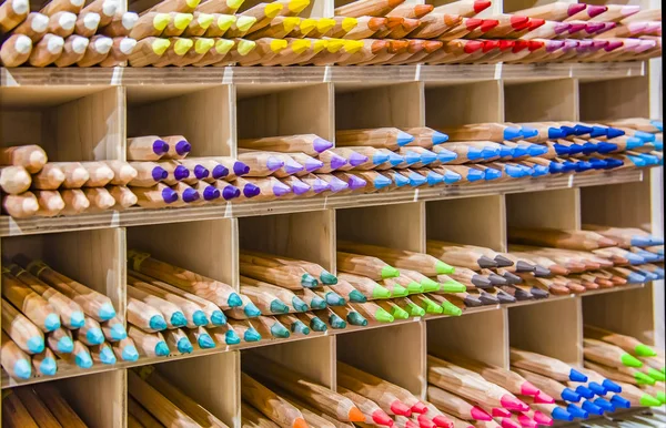 Consejos de lápiz de colores Colorido espectro estante fondo pilas grupos arco iris — Foto de Stock