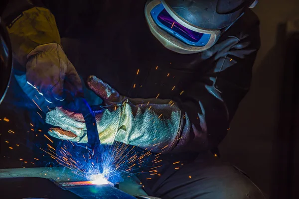 Industriell stål svetsare i fabrik — Stockfoto