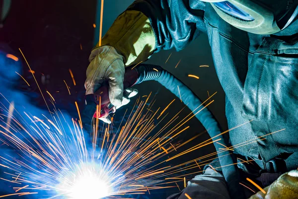Промышленный стальной сварщик на заводе — стоковое фото