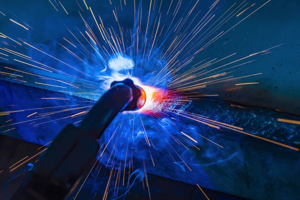 Schweißer für industriellen Stahl in der Fabrik — Stockfoto