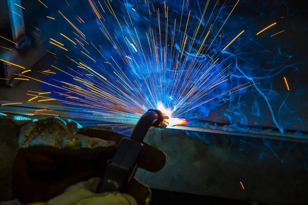 Przemysłowe stali spawacz w fabryce — Zdjęcie stockowe
