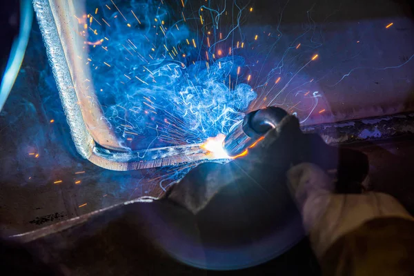 Промисловий зварювальник сталі на заводі — стокове фото