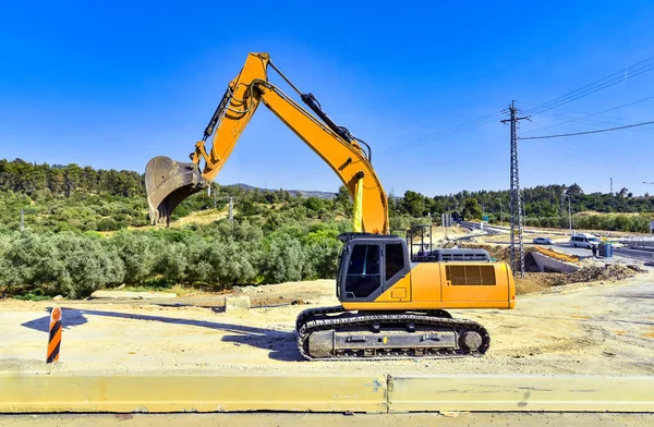 Excavadora en el sitio de construcción amarillo — Foto de Stock