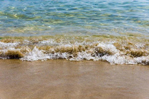 Deniz kum ve küçük bir dalga