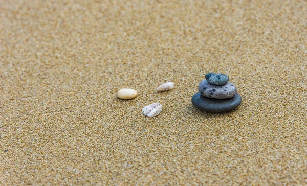 Balance stone on river coast — Stock Photo, Image