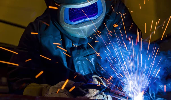 Fabrikada endüstriyel çelik Kaynakçı — Stok fotoğraf