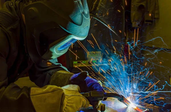 Soudeur industriel en acier en usine — Photo