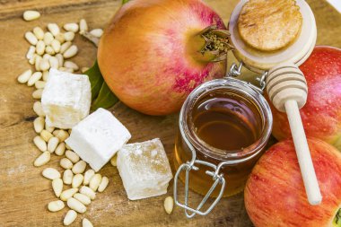 Tatlım, elma ve nar Rosh Hashana kutlama için ahşap güverte.
